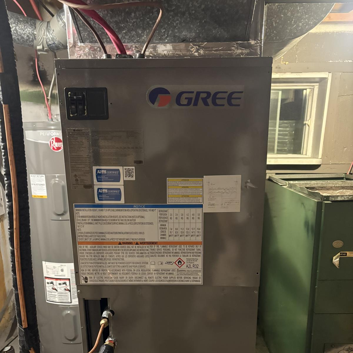Frigoriste qualifié installant une thermopompe centrale
