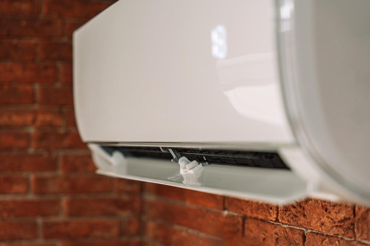 Professional heat pump installation in Laval by Groupe Nova Climat